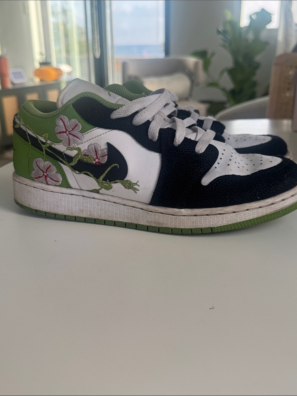 Nike Kids Low-Top Sneakers in Green, Black & White with Floral Embroidery